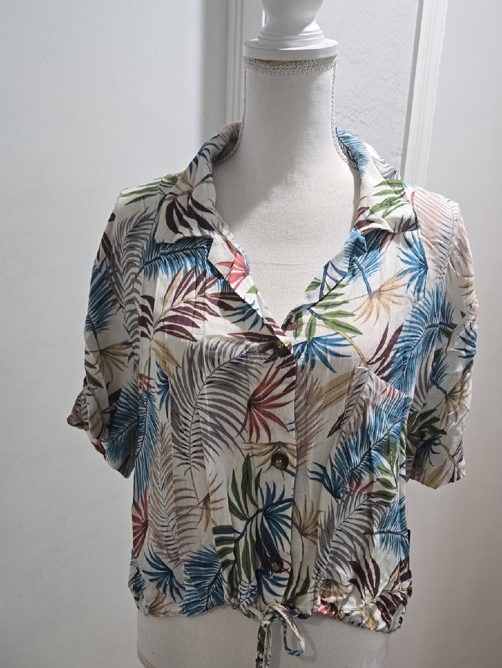 Moa Moa Tropical Leaf Crop Shirt in Green, Blue, Cream